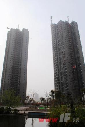 项目在售的两幢高层住宅，预计10月交房